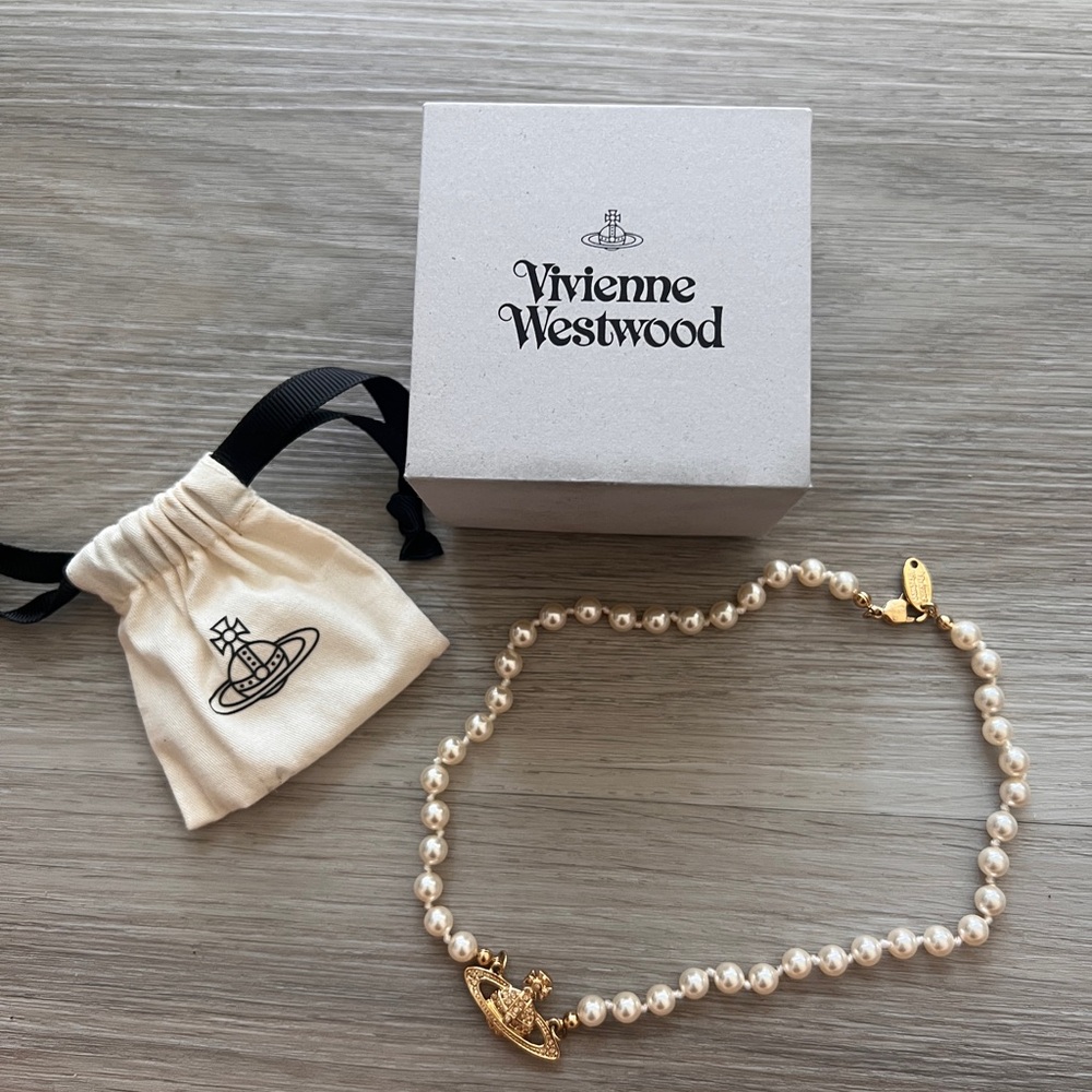 Vivienne Westwood Mini Bas Relief Pearl Choker in Gold